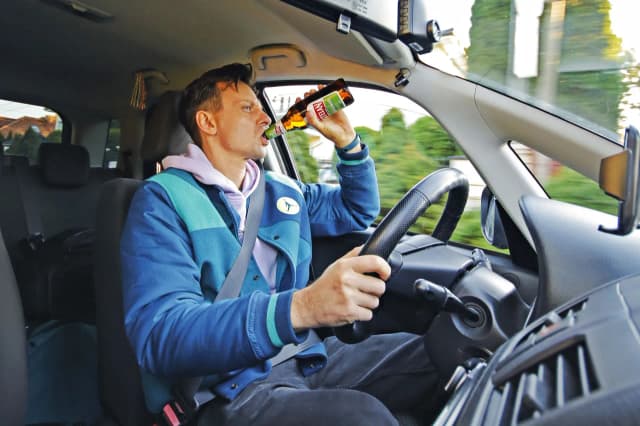 Czy można pić alkohol w samochodzie? Poznaj przepisy i konsekwencje Czy można pić alkohol w samochodzie? Poznaj przepisy i konsekwencje