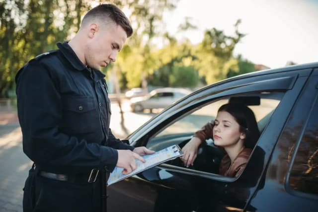 Ile wynosi mandat za parkowanie na chodniku? Uniknij wysokich kar! Ile wynosi mandat za parkowanie na chodniku? Uniknij wysokich kar!