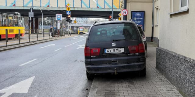 Jaki mandat za jazdę po chodniku? Uniknij wysokich kar i punktów karnych Jaki mandat za jazdę po chodniku? Uniknij wysokich kar i punktów karnych